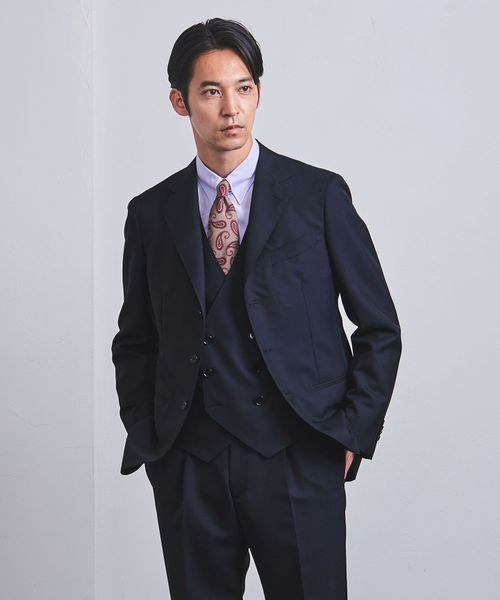 ダブルブレストのベストを着た男性
