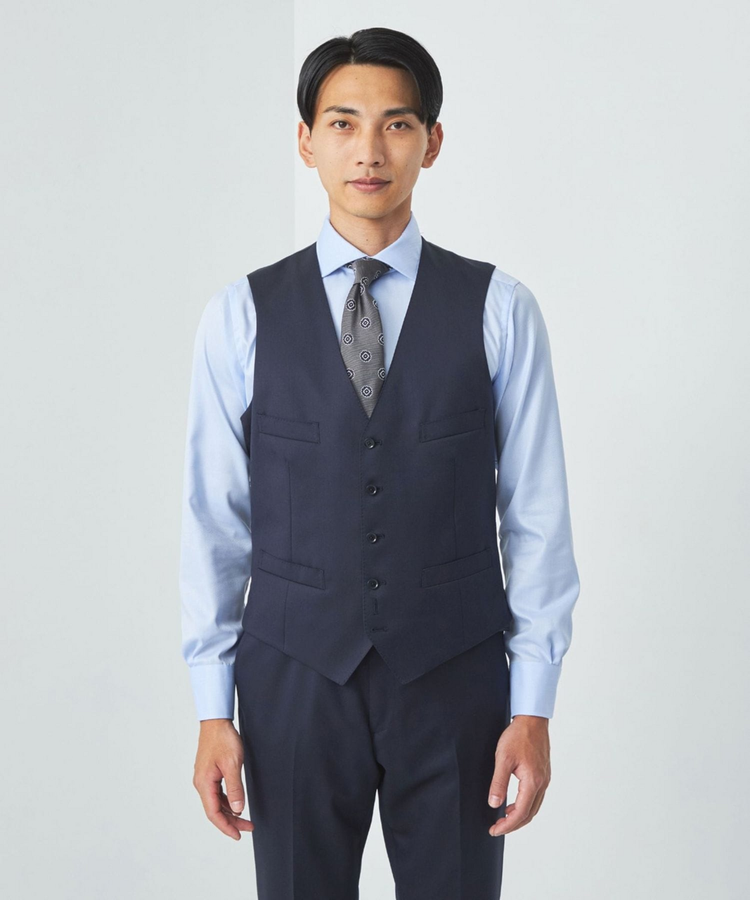 ベストを着て正面を向いた男性