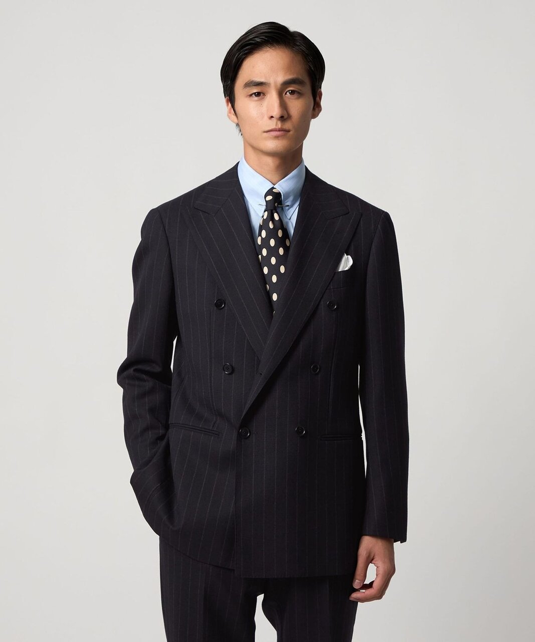 ダブルのスーツを着た男性