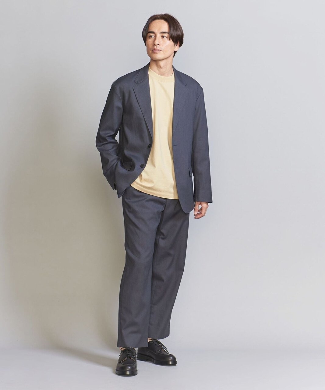 ビジネスカジュアルスタイルの男性