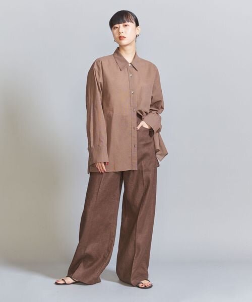 オールブラウンコーデの女性