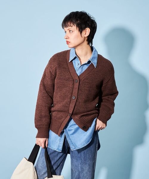 茶色のカーディガン×ブルーのシャツの女性