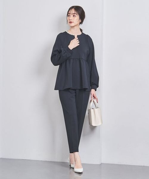 ネイビーのセットアップを着用している女性