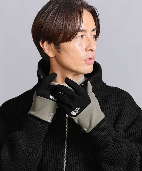 暖かそうな手袋をした男性