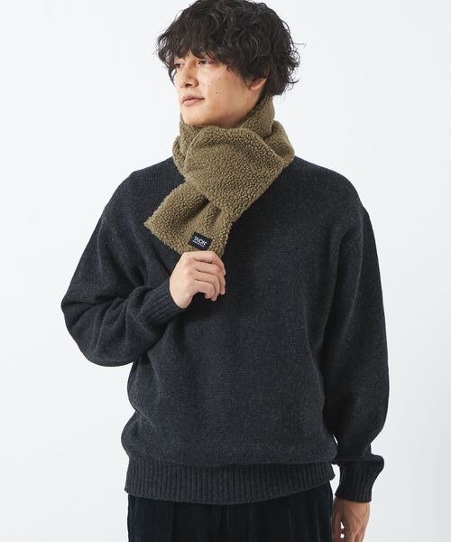 ニットにマフラーをした男性