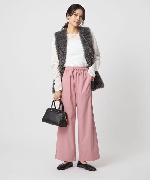 ファーベストにピンクのイージーパンツをあわせたコーデ