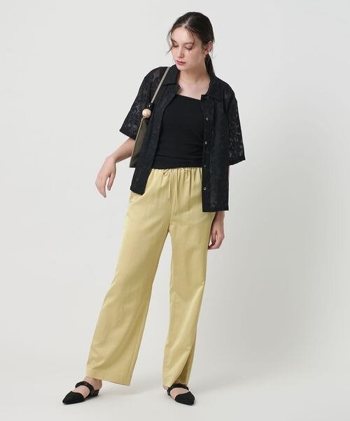 軽やかなレーストップスにサテン生地のイージーパンツをあわせたコーデ
