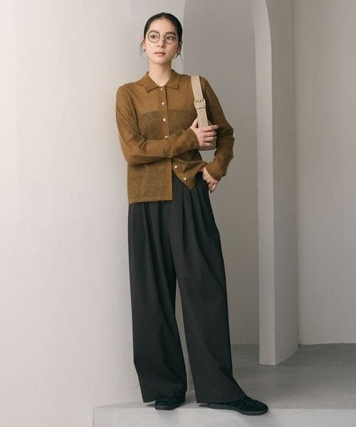 ブラウンのトップスにタックの入ったイージーパンツをあわせたコーデ