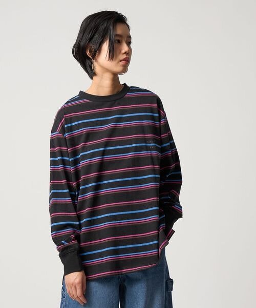 長袖Tシャツを着た女性