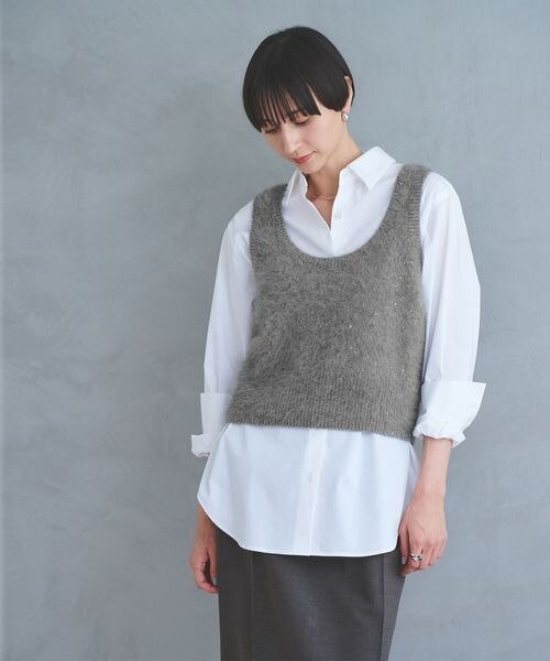 シャツとベストのレイヤードコーデ