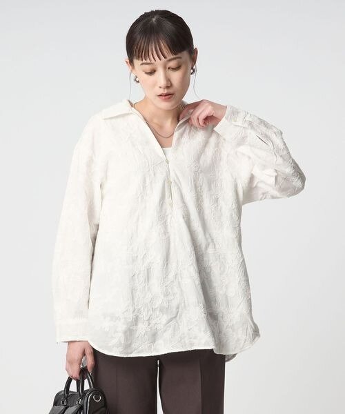 長袖ブラウスを着た女性