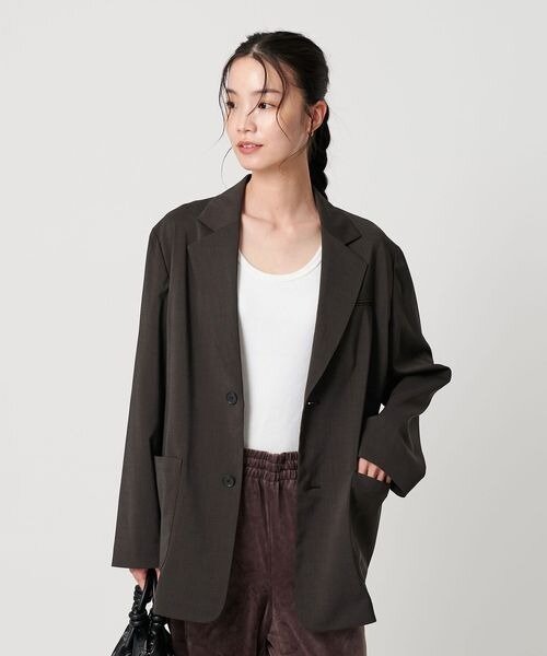 ジャケットを羽織った女性