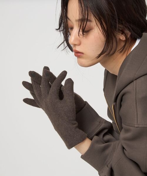 グローブを着けた女性