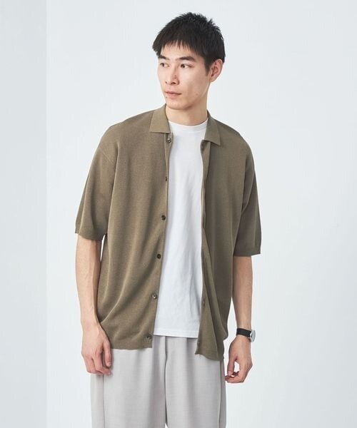 半袖のカーディガンを着た男性