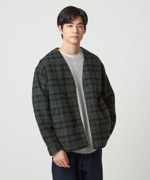 チェック柄のカーディガンを着た男性