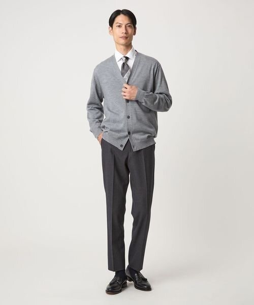 シャツ×カーディガンの男性