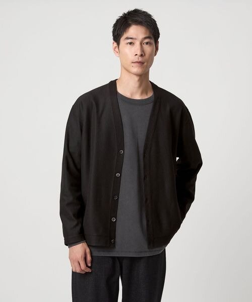 黒のカーディガンを着た男性