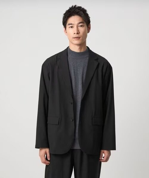 黒のジャケットを着ている男性