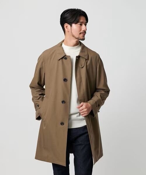 モカのバルカマーンコートを着ている男性