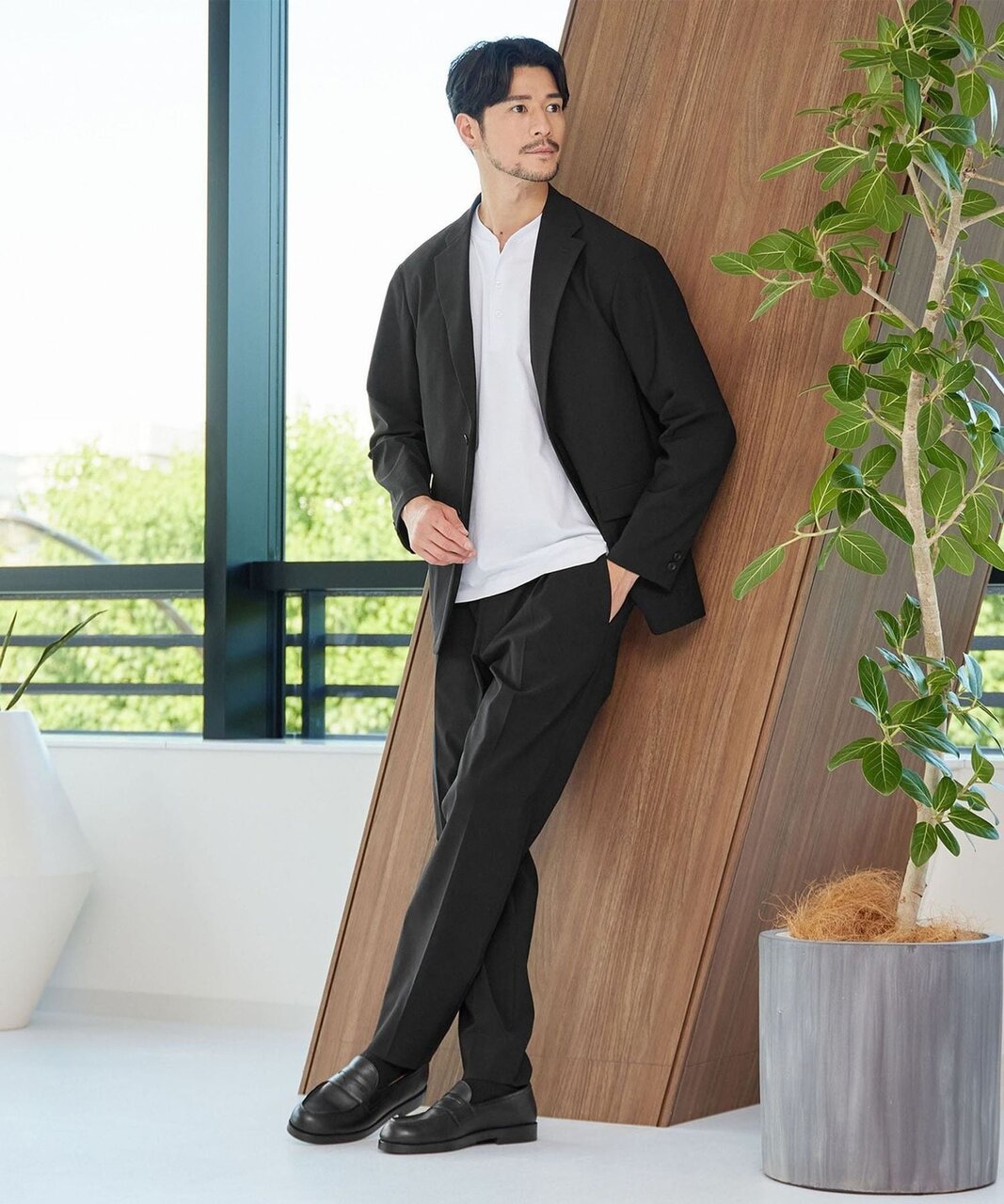 ビジネスカジュアルスタイルの男性