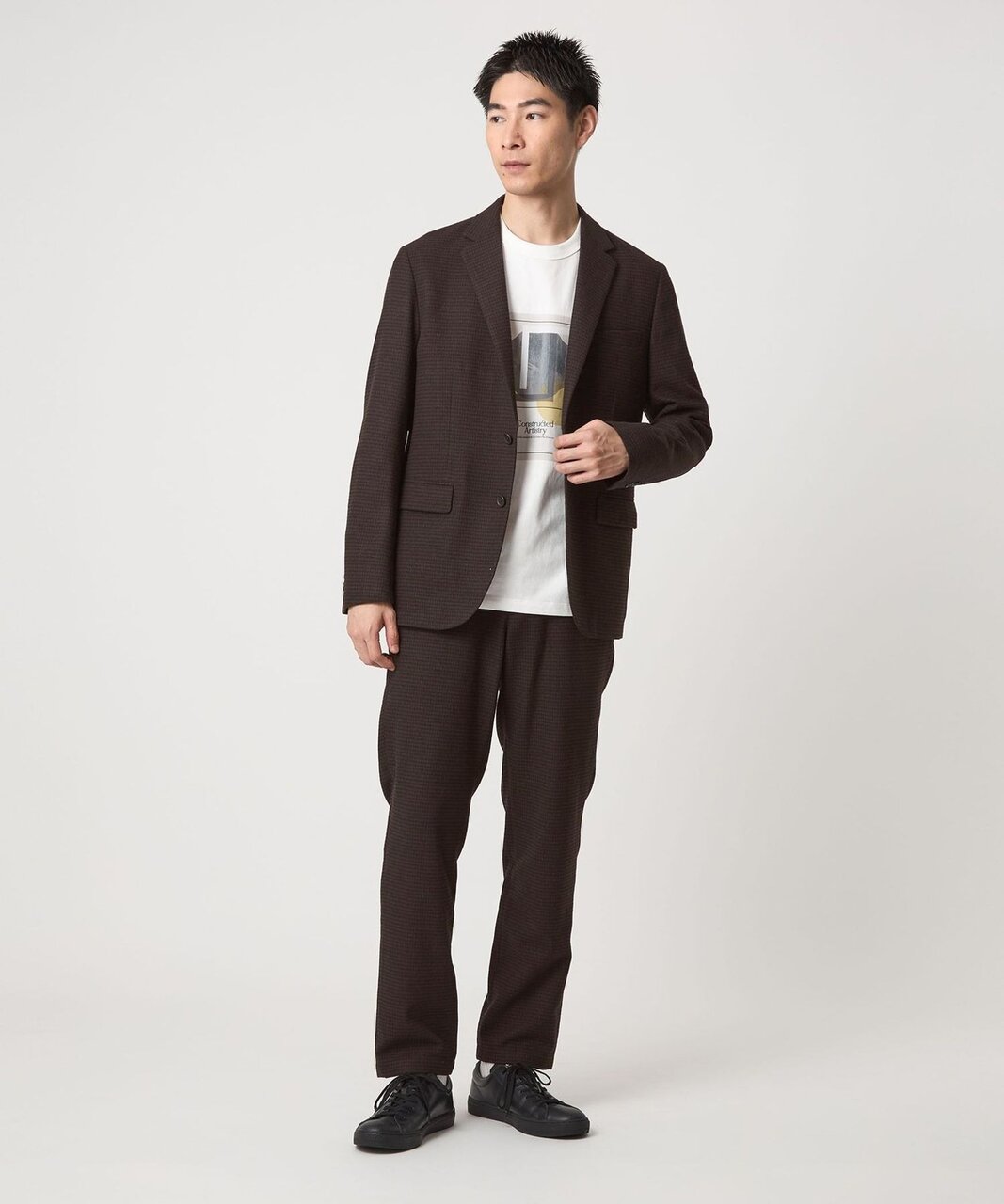 Tシャツとイージーセットアップのコーデの男性