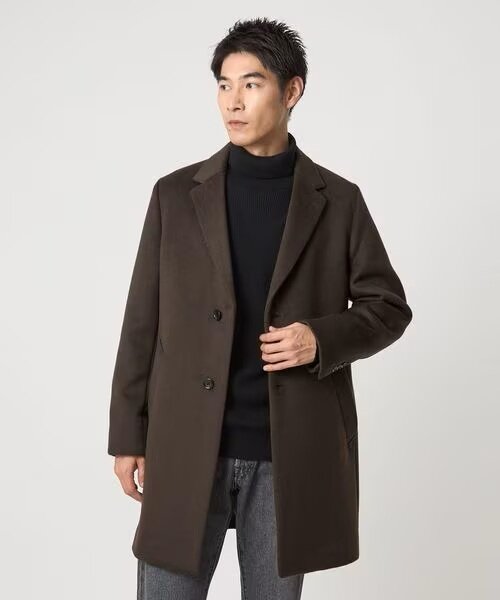ダークブラウンのチェスターコートを着ている男性