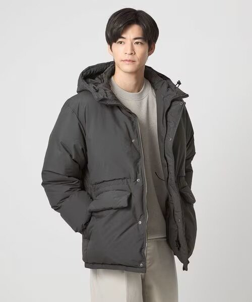 ダークグレーのダウンブルゾンを着ている男性