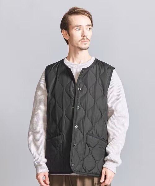 ダウンベストを着ている男性