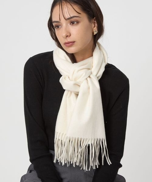 白のストールのコーデ