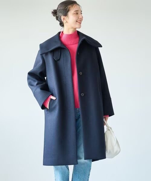 ネイビーのコートを着た女性