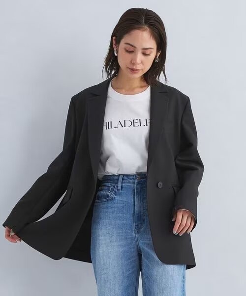 ジャケットを羽織った女性