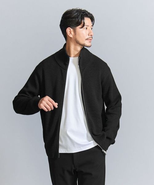 黒のジャケットを着用した男性