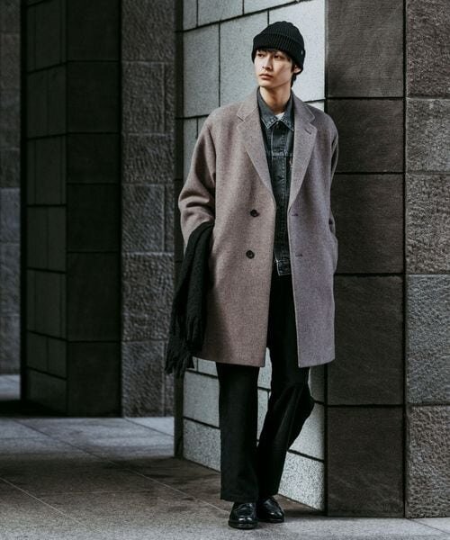 チェスターコートを着た男性