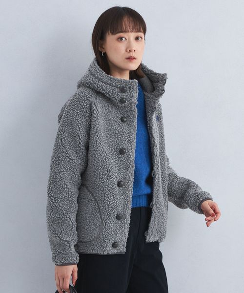 襟が大きいボアブルゾンを着た女性