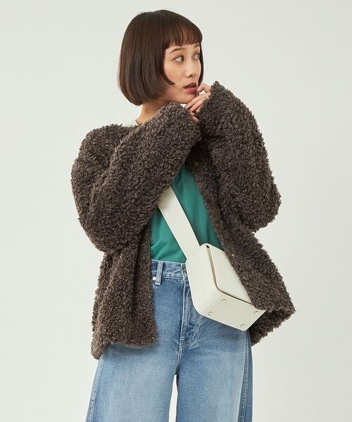 ブラウンのボアブルゾンを着た女性