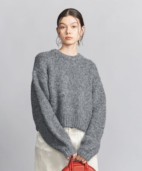 ニットを着ている女性