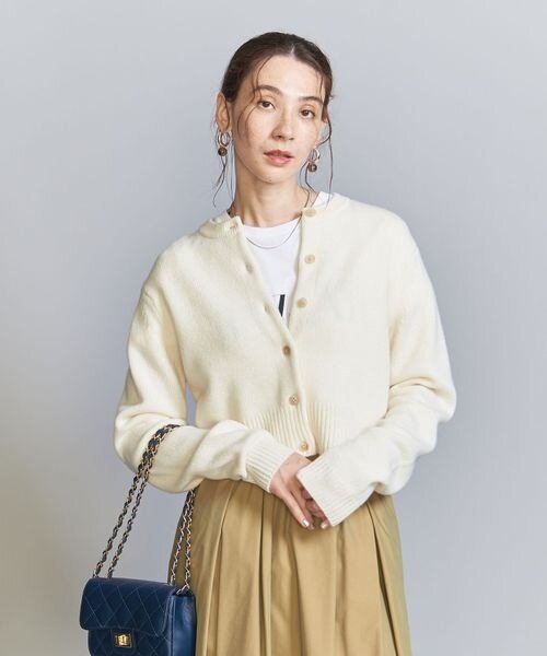 カーディガンを着ている女性