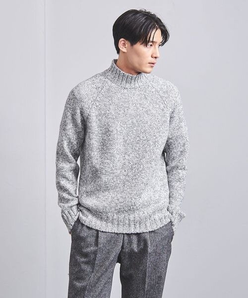 厚手ニットを着た男性