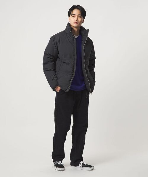 ダウンブルゾンを着た男性