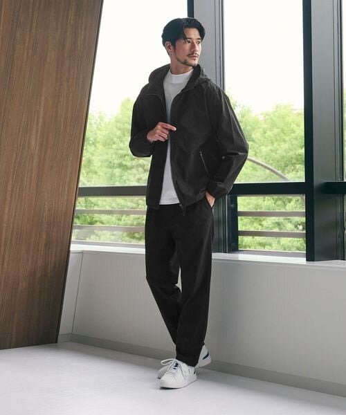 ブルゾンを着た男性