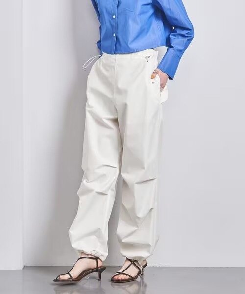 オフホワイトのカーゴパンツをはいた女性