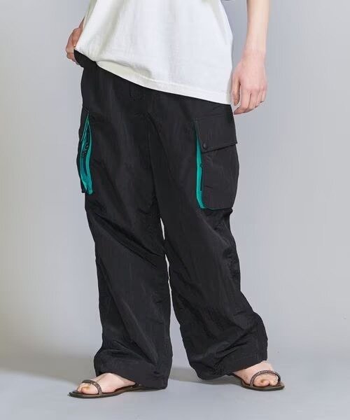 ナイロン素材のカーゴパンツをはいた女性