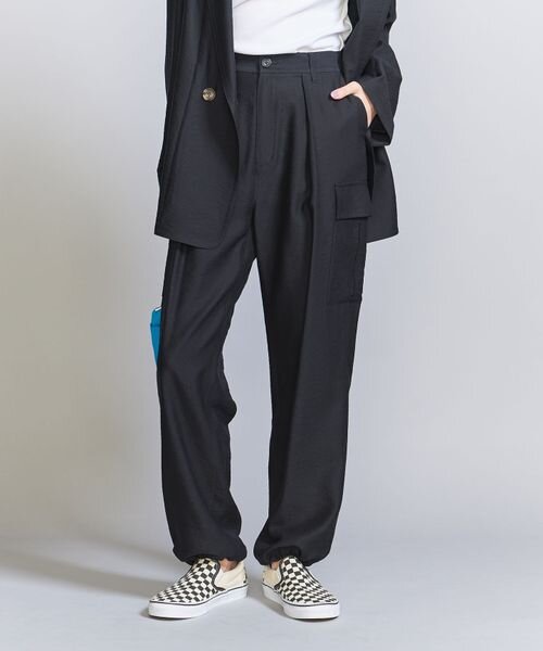 ブルーのバッグを持った女性