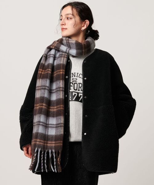 マフラーを巻いた女性