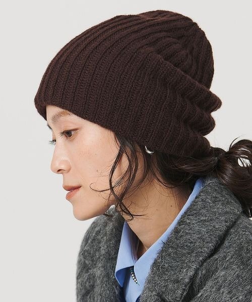 ニット帽をかぶった女性