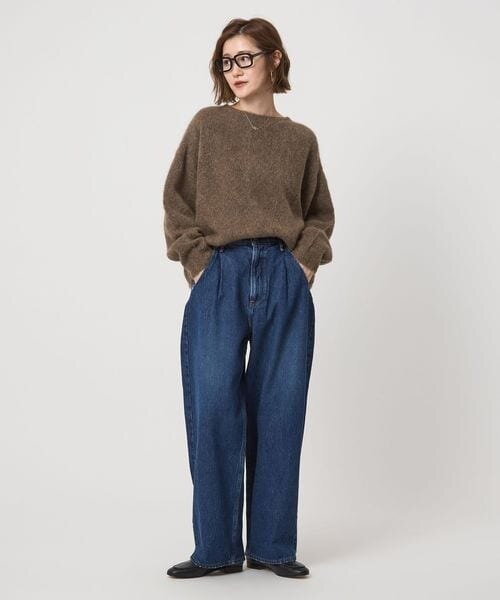 ブラウンのニットにデニムをあわせたコーデ