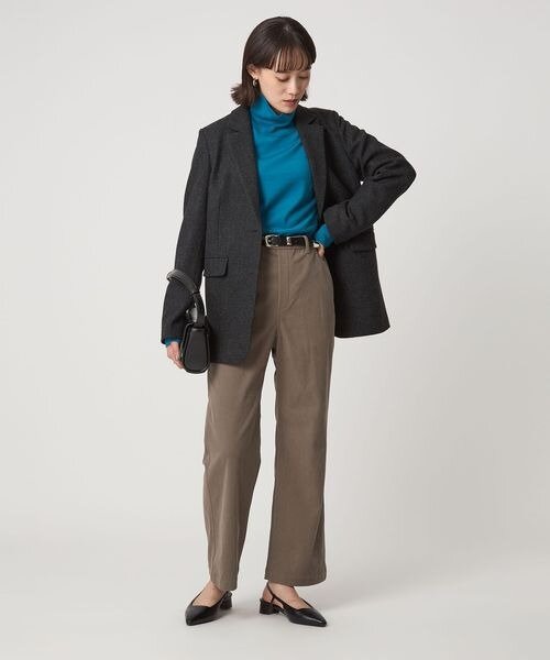 ブルーのニットにグレーのジャケットをあわせたコーデ