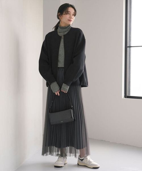 ニットにブルゾン、スカートをあわせたコーデ