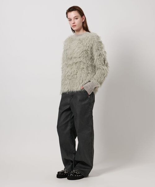 暖かそうなシャギーニットのコーデ