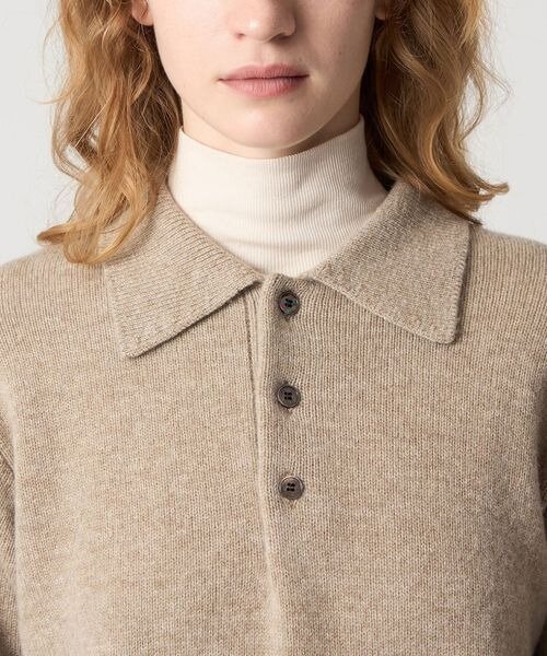 ニットを重ね着した首元